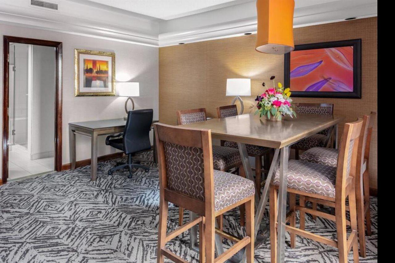 Doubletree By Hilton Hotel & Executive Meeting Center Omaha-Downtown Bagian luar foto